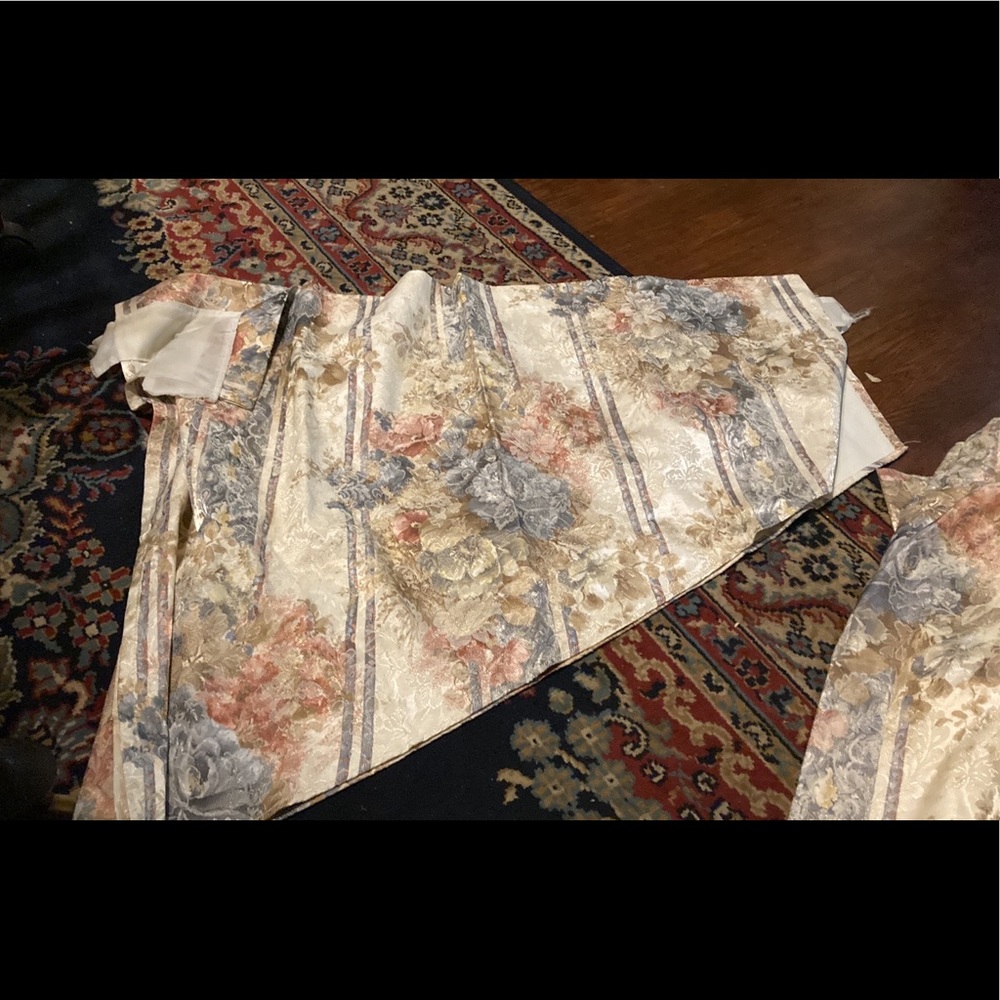 JCPenney drapes 5 lg panels(2panels are wider)2 swags, 2 wd valances, 6ties